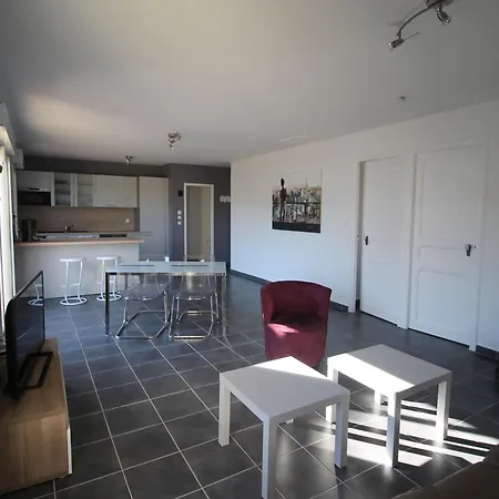 Renove Avec Terrasse, A Deux Pas Du Centre Et De La Mer, Ideal Pour 4 Personnes - Fr-1-309-4 Apartment *