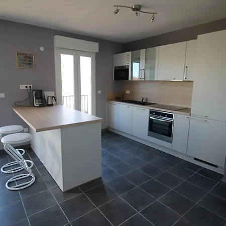 Renove Avec Terrasse, A Deux Pas Du Centre Et De La Mer, Ideal Pour 4 Personnes - Fr-1-309-4